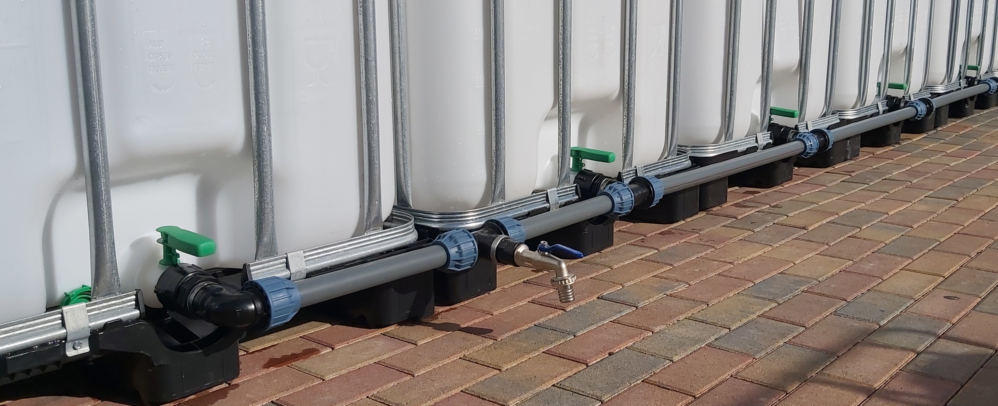 (Bild für) Verbindungsset für 5 IBC Wassertanks nebeneinander stehend